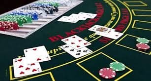 Meja dealer langsung dengan pemain dan dealer dalam suasana profesional